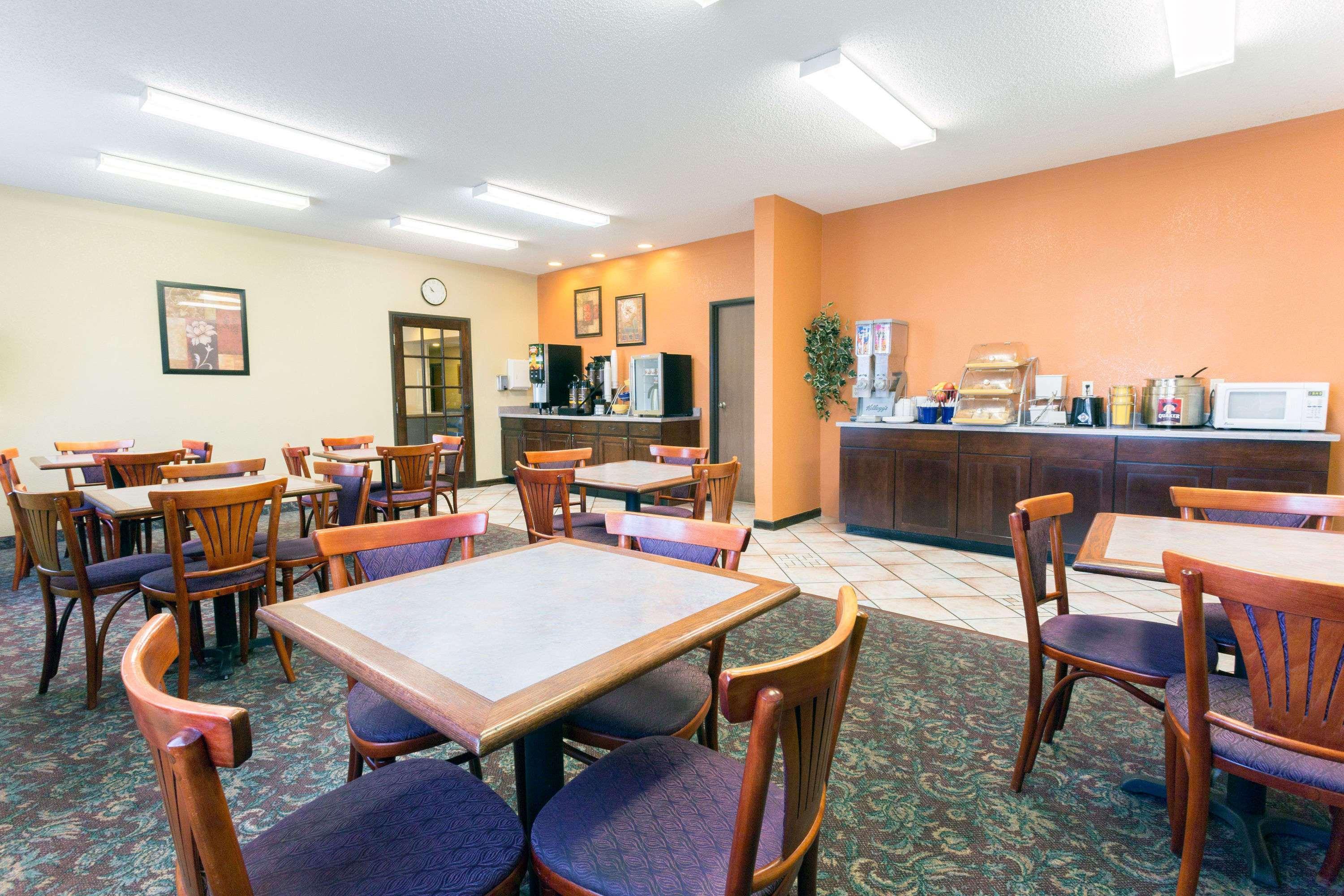 Days Inn By Wyndham Colorado Springs Airport Exterior photo