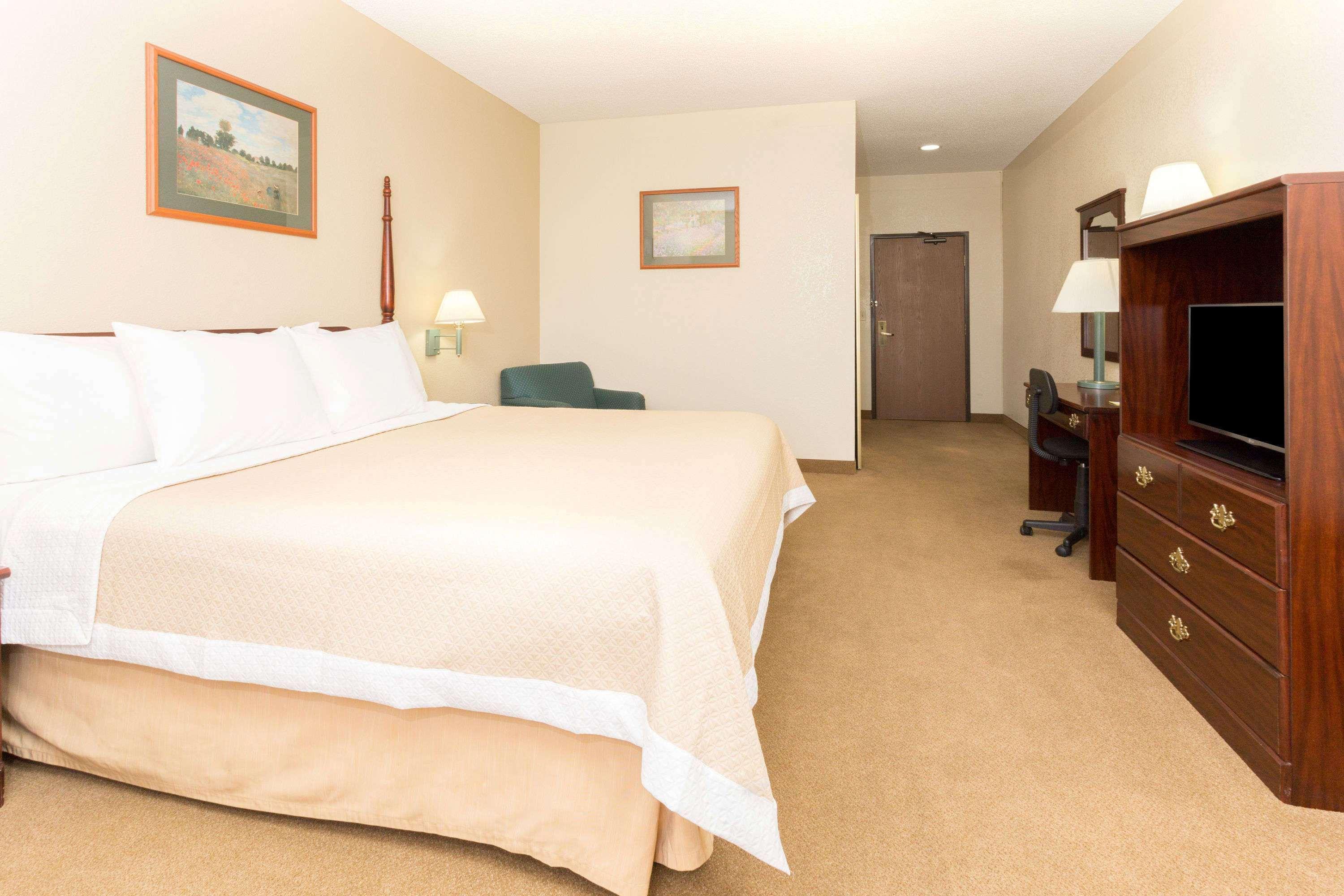 Days Inn By Wyndham Colorado Springs Airport Exterior photo