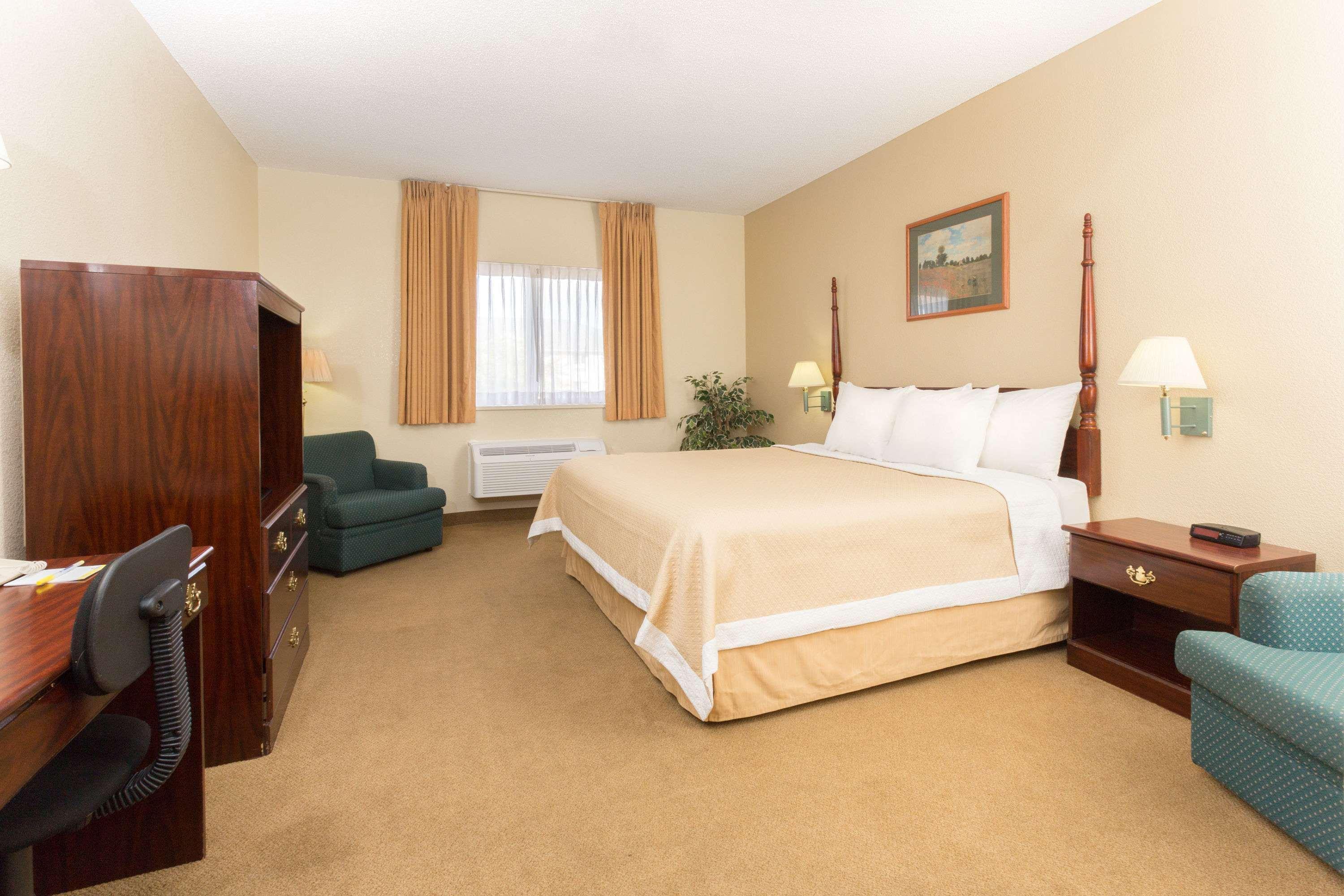Days Inn By Wyndham Colorado Springs Airport Exterior photo